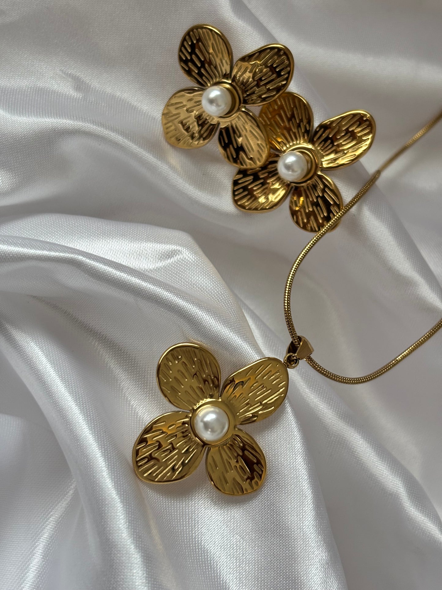 🌸 Flor de Luz – Set de Collar y Aretes