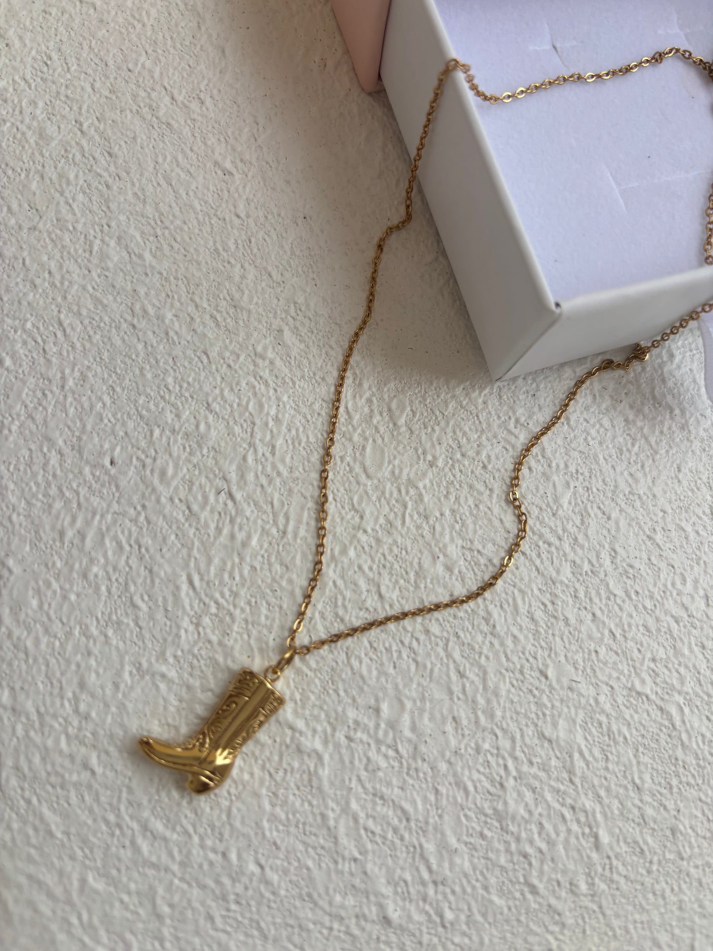 Vaquera – Collar de Botita en Acero Inoxidable 304 Bañado en Oro 18K