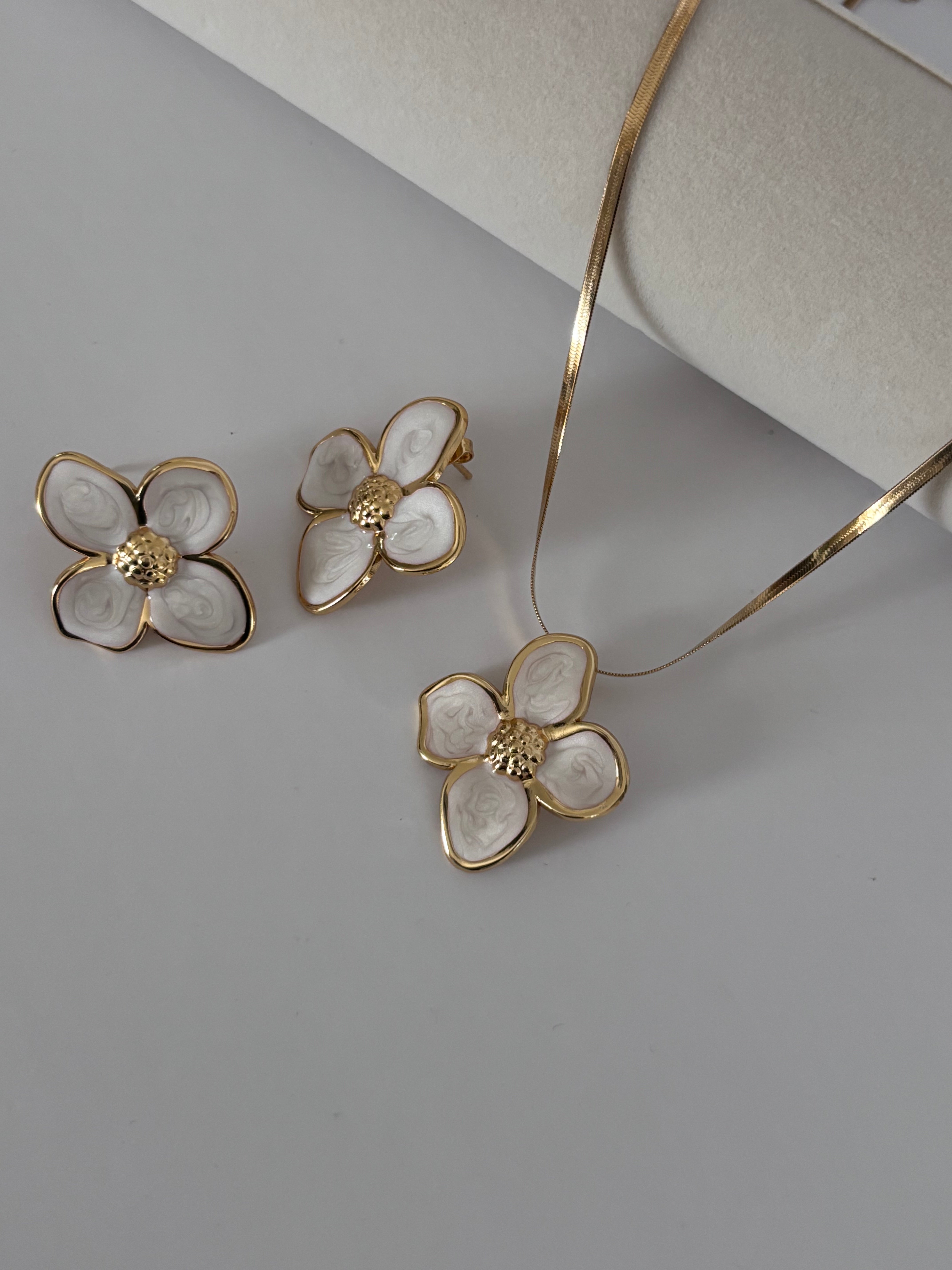 Rosy – Set de Collar y Pantallas