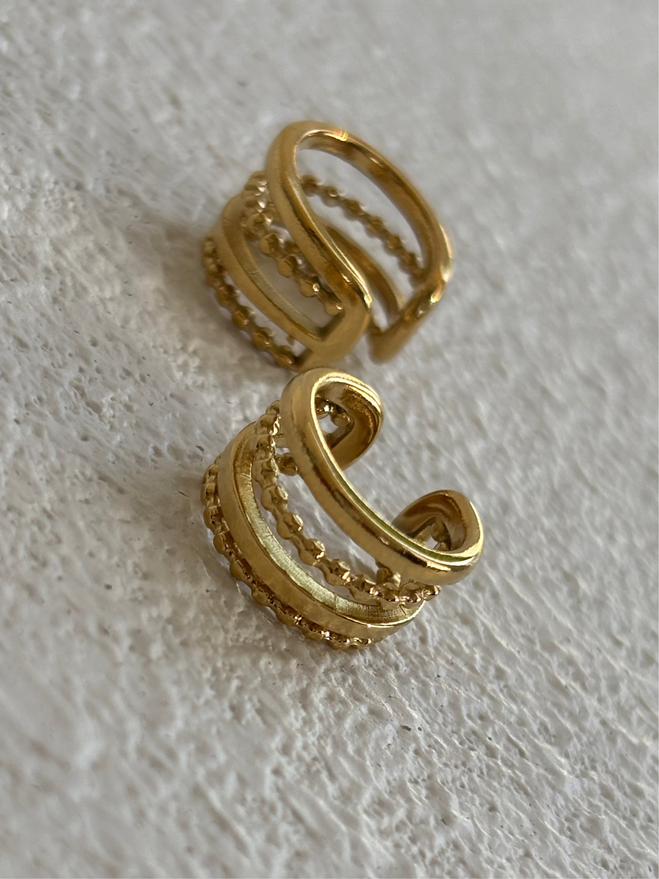 Tessa – Ear Cuff / Acero Titanium / Baño en Oro 18K