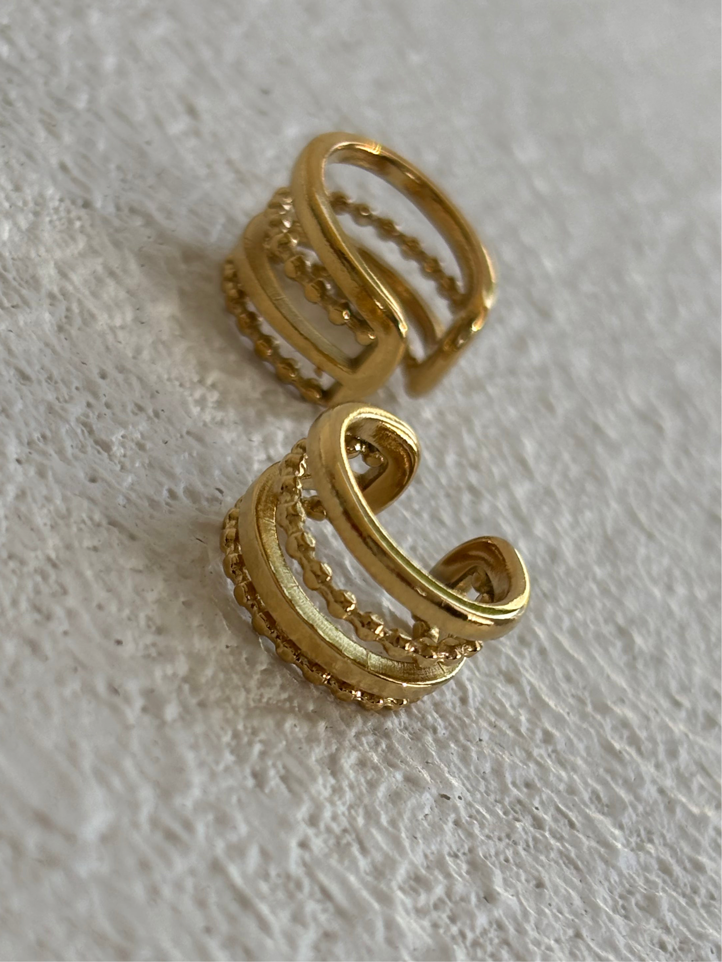 Tessa – Ear Cuff / Acero Titanium / Baño en Oro 18K