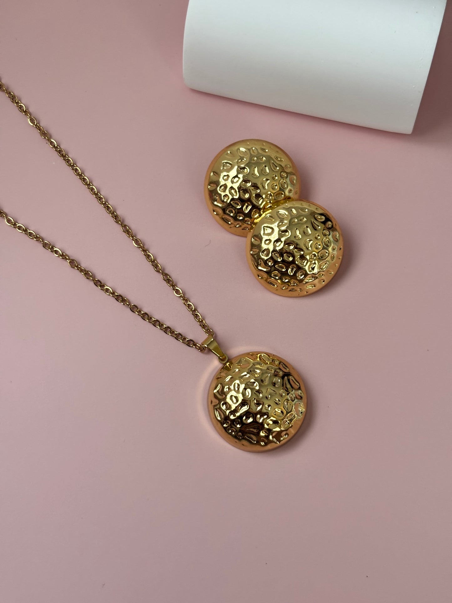 ✨ Set Dorado Martillado – Collar & Pantallas