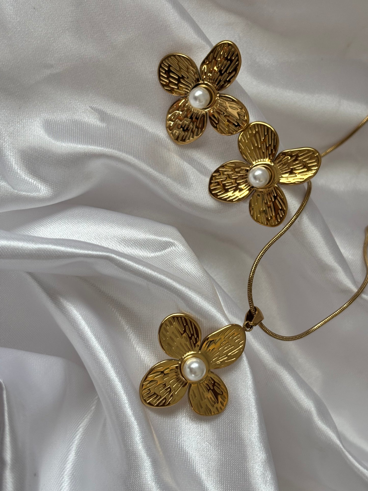 🌸 Flor de Luz – Set de Collar y Aretes