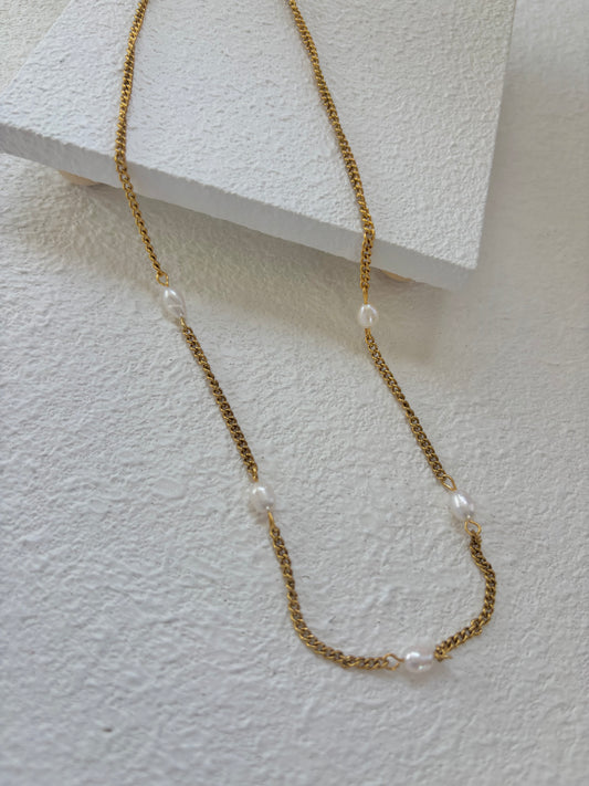 Blanca – Collar de Perlitas en Acero Inoxidable 316 Chapado en Oro