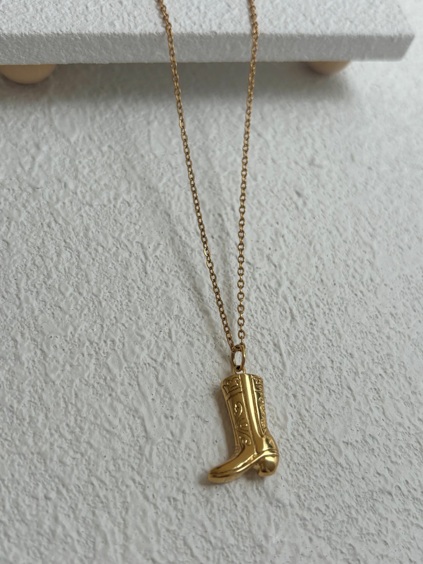 Vaquera – Collar de Botita en Acero Inoxidable 304 Bañado en Oro 18K