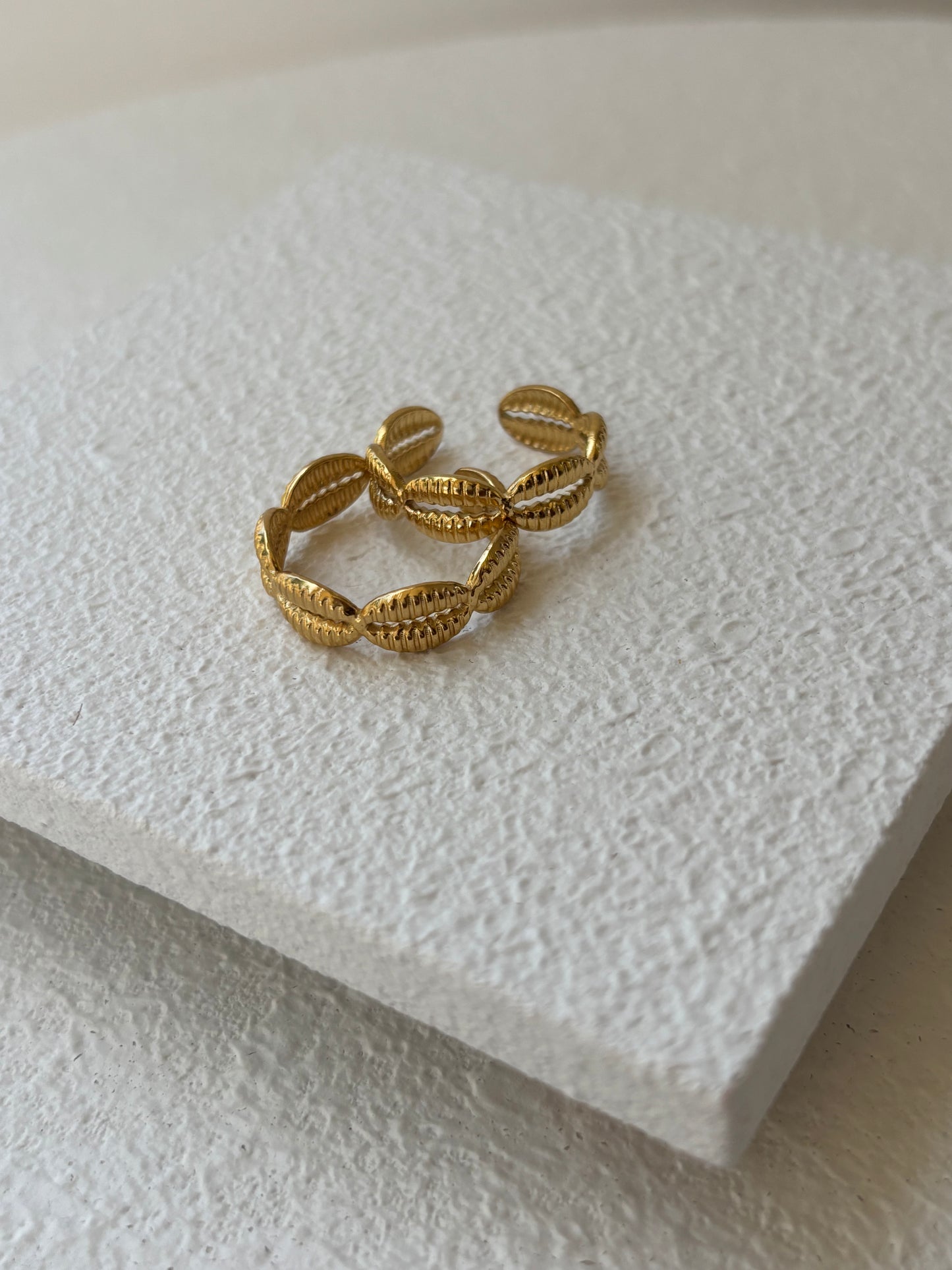 🐚 Carolina – Sortija
(acero inoxidable 304, baño en oro 18K)