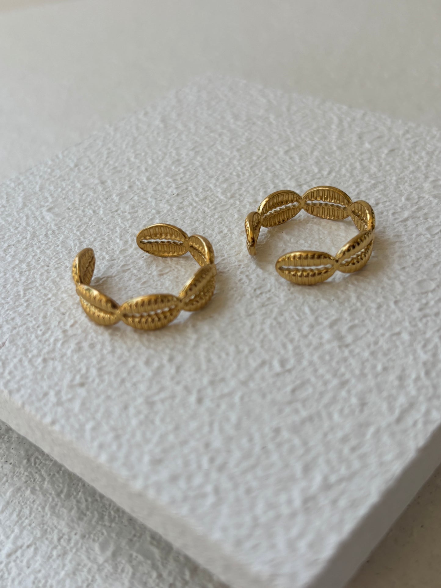 🐚 Carolina – Sortija
(acero inoxidable 304, baño en oro 18K)