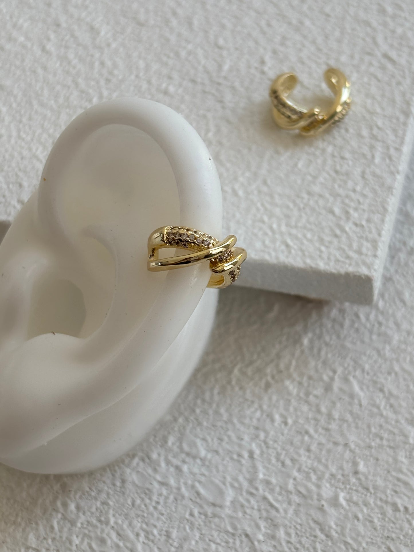 Twist – Ear Cuff / Acero Titanium / Baño en Oro 18K
