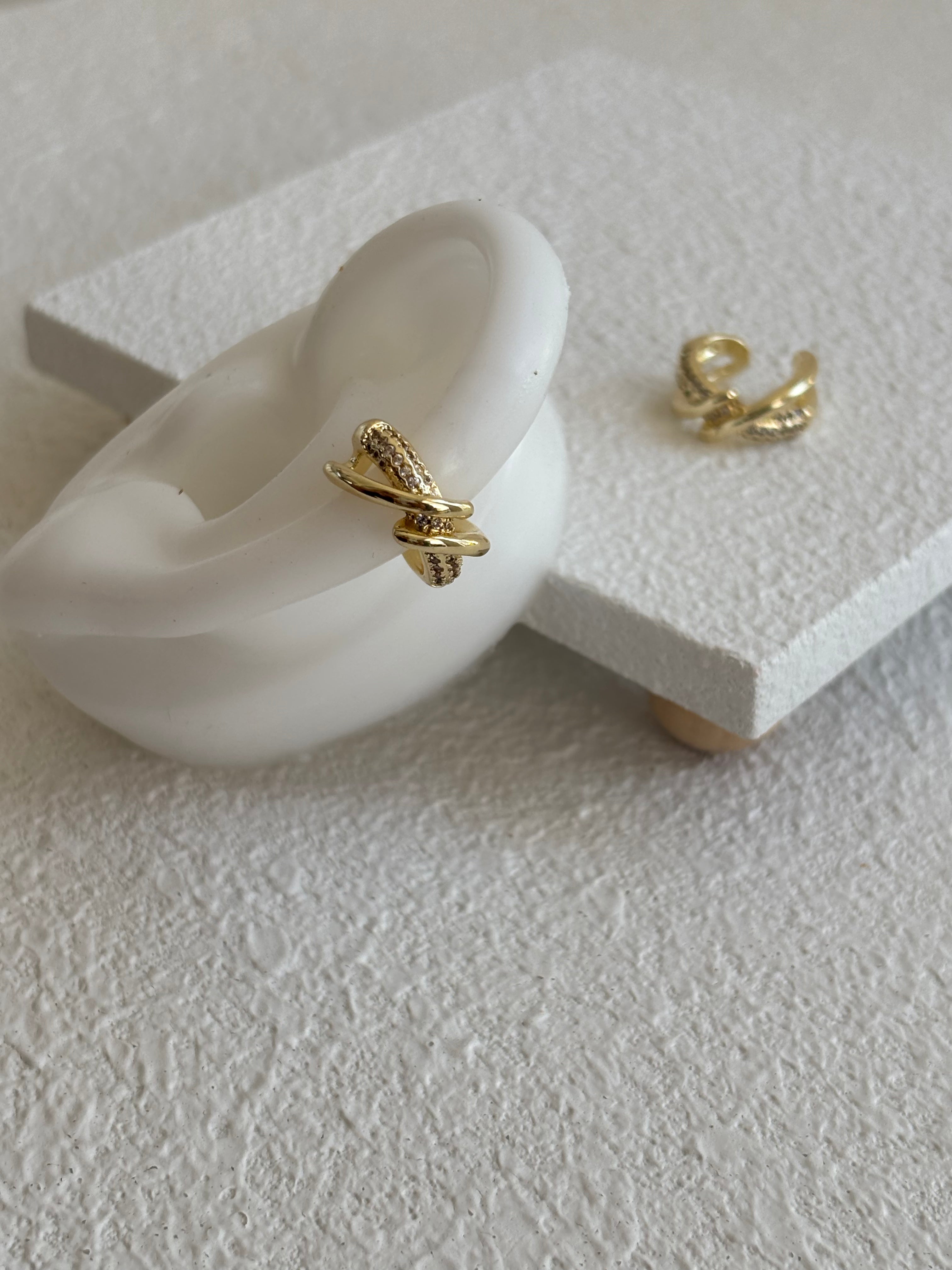 Twist – Ear Cuff / Acero Titanium / Baño en Oro 18K