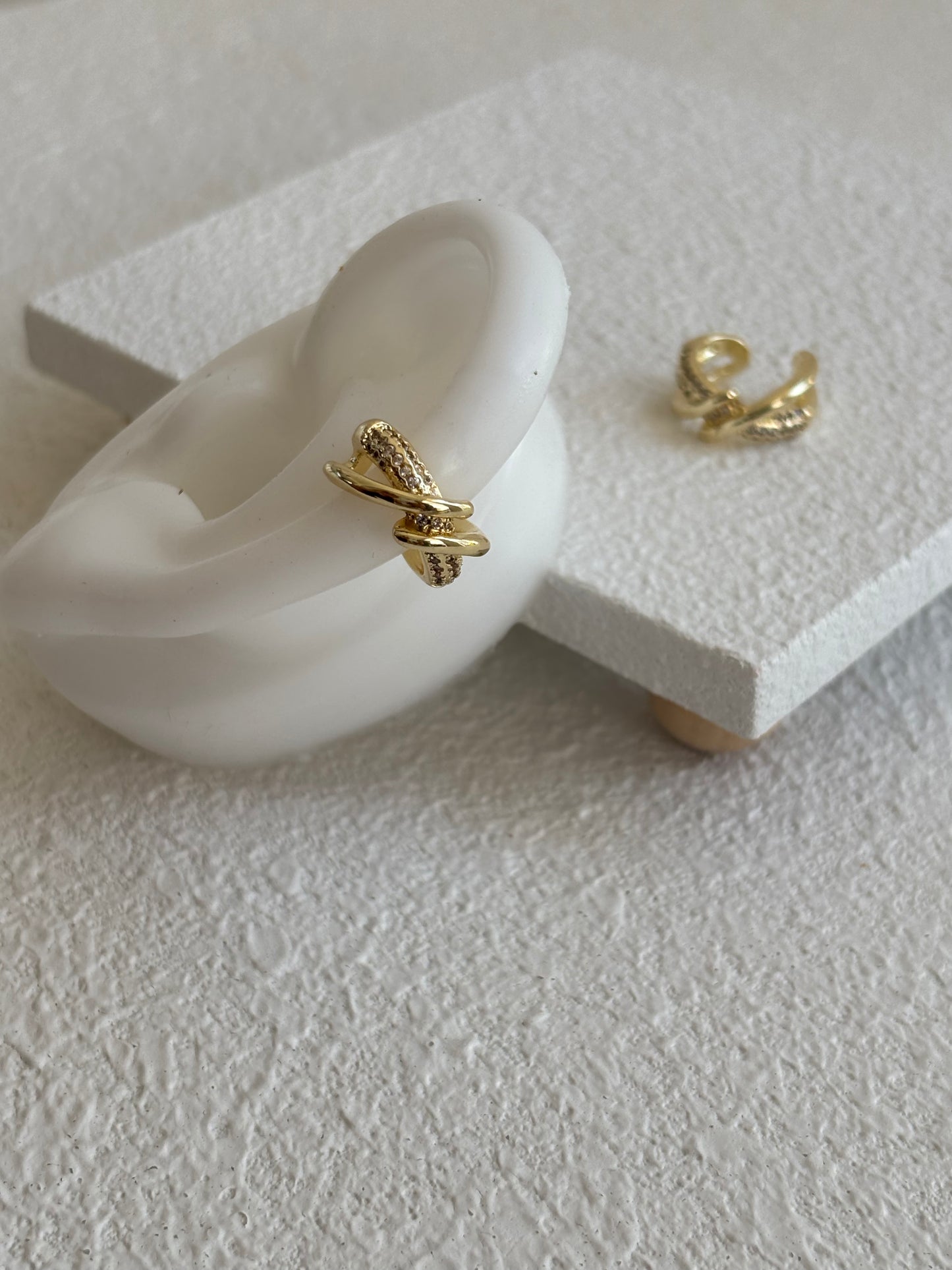 Twist – Ear Cuff / Acero Titanium / Baño en Oro 18K