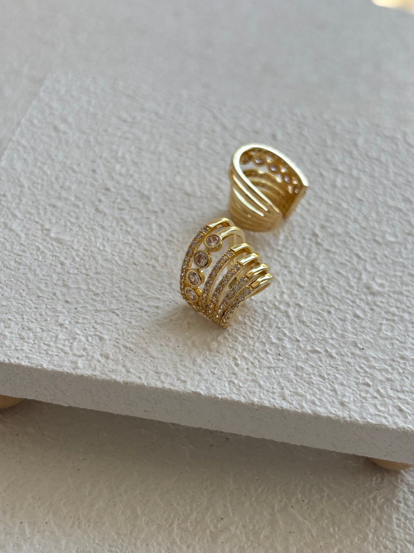 Lúmina – Ear Cuff / Acero Titanium / Baño en Oro 18K