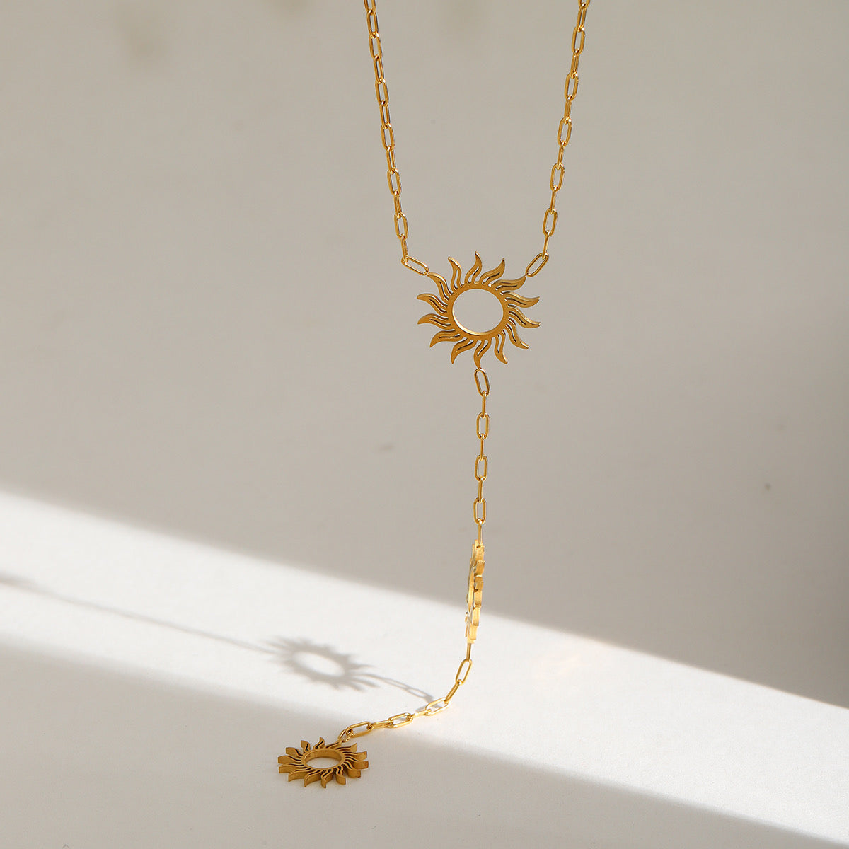 Trisolar-Collar Largo / Acero Inoxidable 304 / Baño en Oro 18K